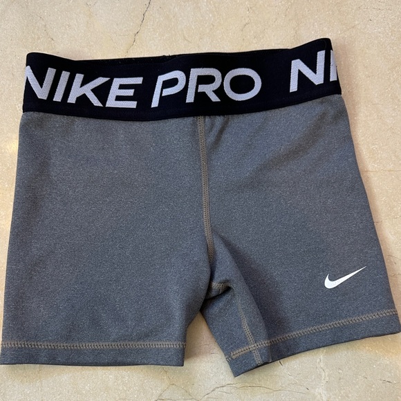 Girls Nike Pro Gray Shorts Size medium - Picture 1 of 2